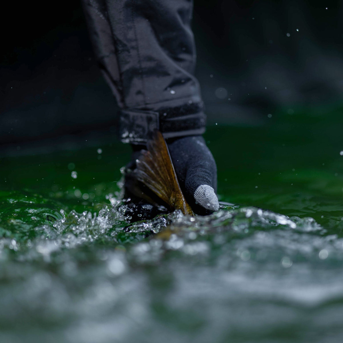 Tackle & Gear Breakwater Waterproof Fishing Gloves| AFTCO - AFTCO