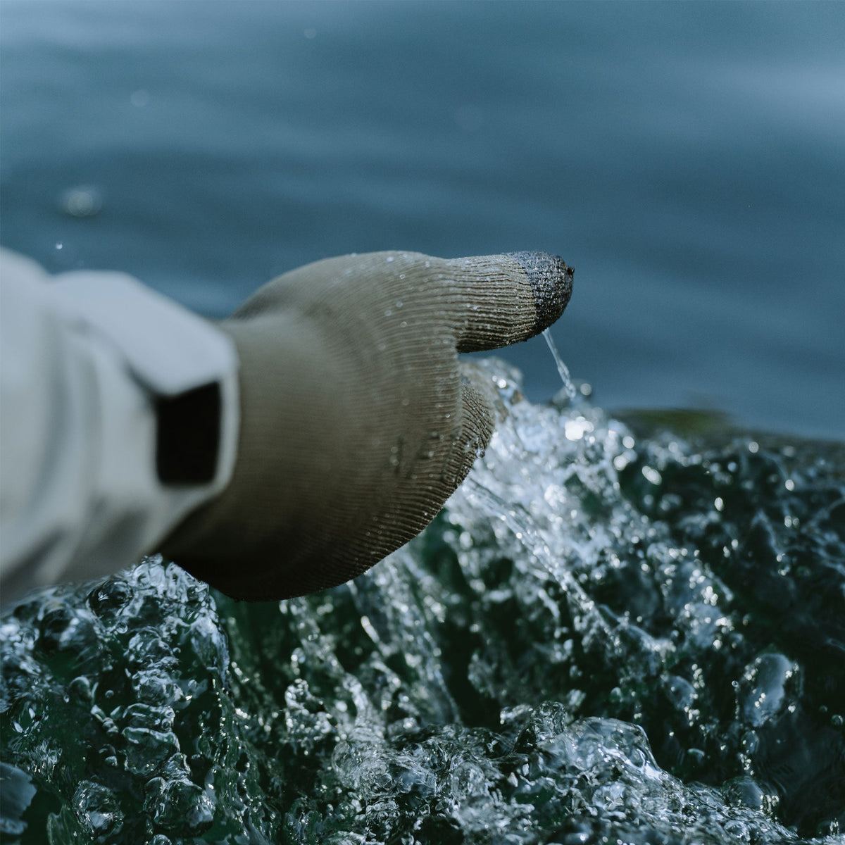 Tackle & Gear Breakwater Waterproof Fishing Gloves| AFTCO - AFTCO