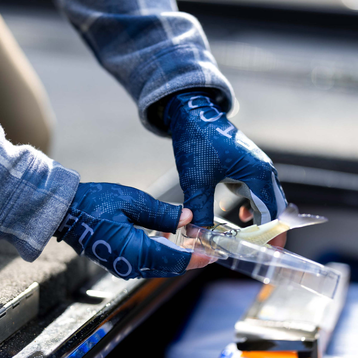 Tackle & Gear Solblok Fingerless Fishing Gloves - AFTCO