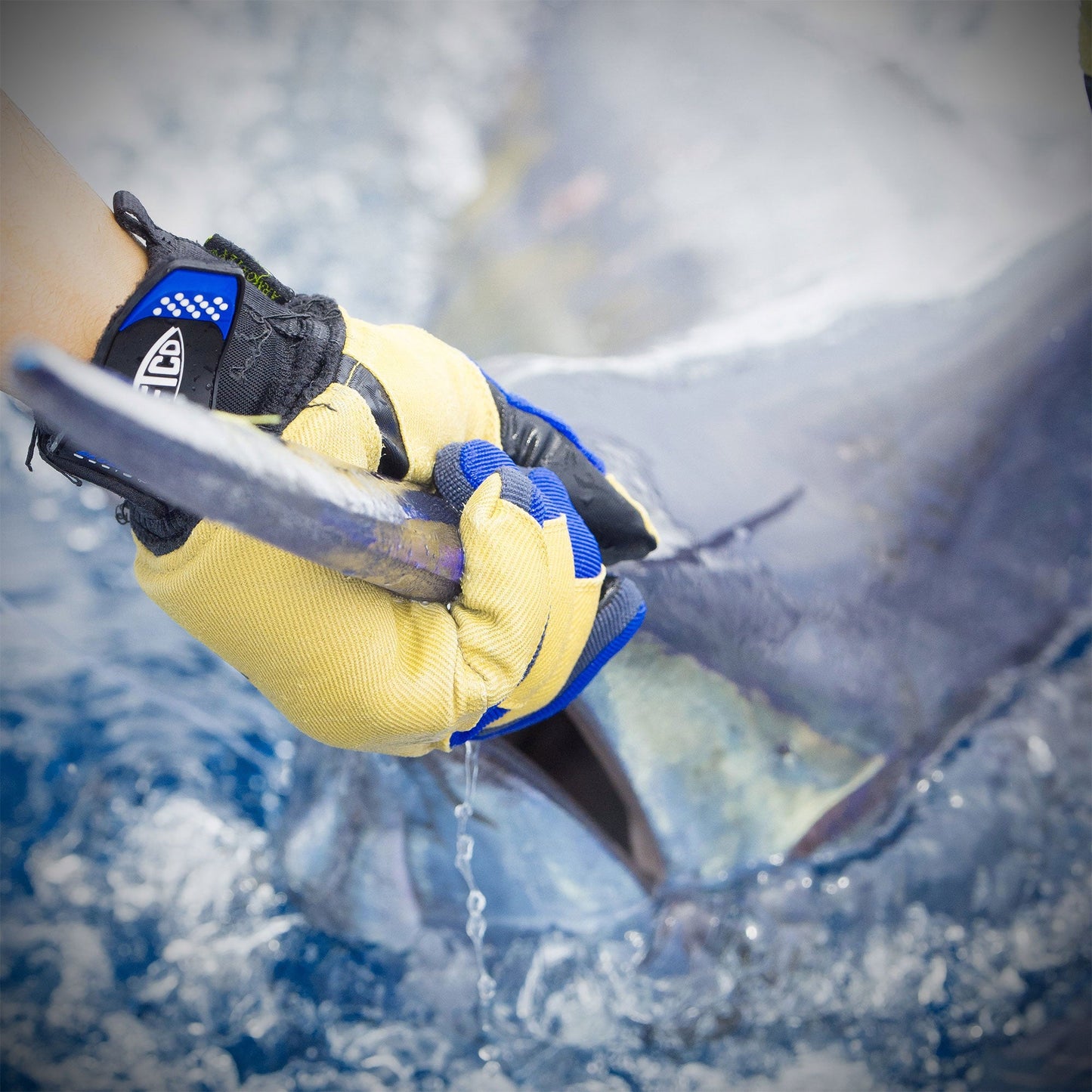 Tackle & Gear|Mens Wire Max Salt Water Fishing Glove - AFTCO
